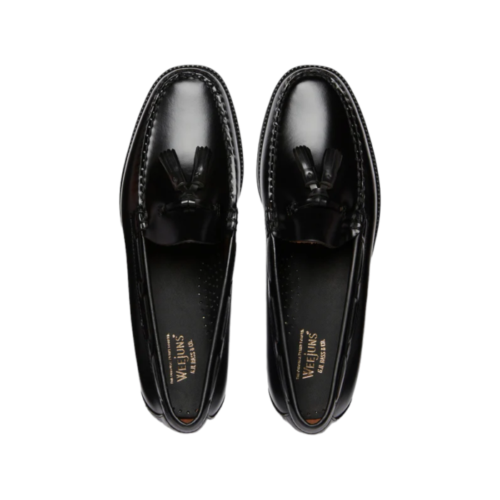 190 10B | The Bass Weejuns Larkin Tassel Leather in Black Colour showcases timeless elegance and superb craftsmanship, making it a standout addition to any wardrobe. Its high-quality leather construction and rich hue provide both durability and sophistication, ensuring you stay stylish and comfortable on any occasion.