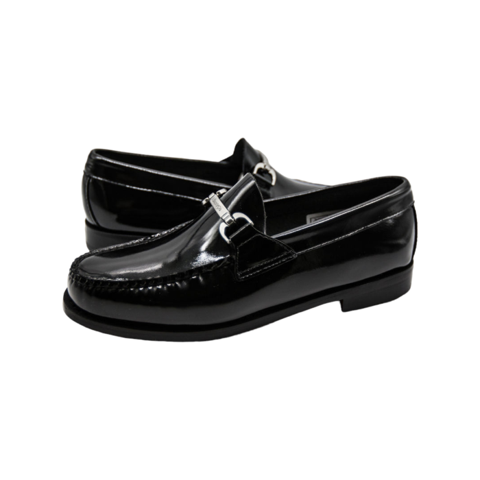 190 15A | The Bass Weejuns Ornament Leather loafers in black offer a timeless blend of classic design and modern elegance, crafted from premium leather with meticulous hand-stitched details. Perfect for any occasion, these loafers provide exceptional comfort with a cushioned footbed and durable rubber outsole, ensuring both style and functionality.