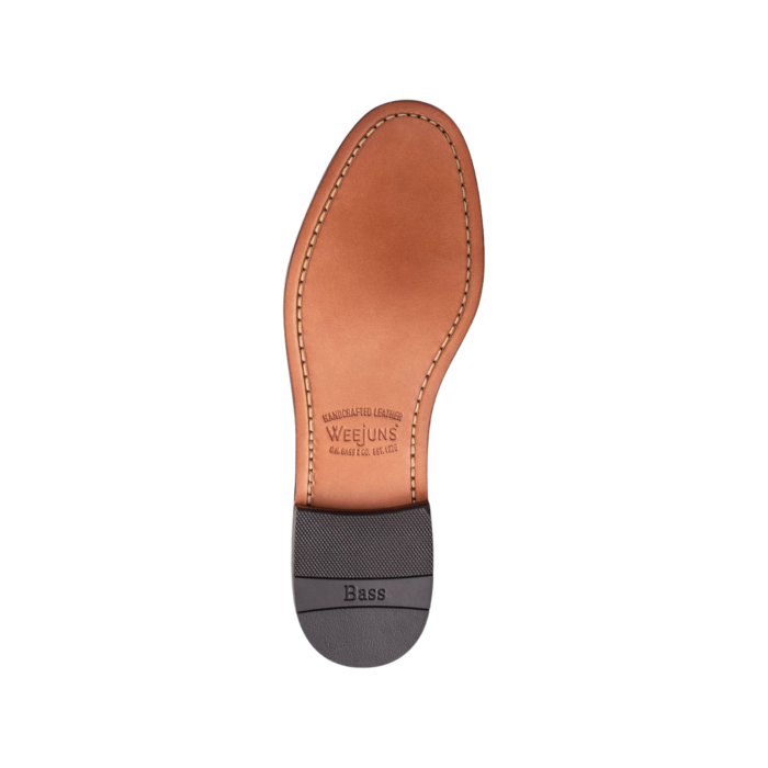 190 15B | The Bass Weejuns Ornament Leather loafers in black offer a timeless blend of classic design and modern elegance, crafted from premium leather with meticulous hand-stitched details. Perfect for any occasion, these loafers provide exceptional comfort with a cushioned footbed and durable rubber outsole, ensuring both style and functionality.