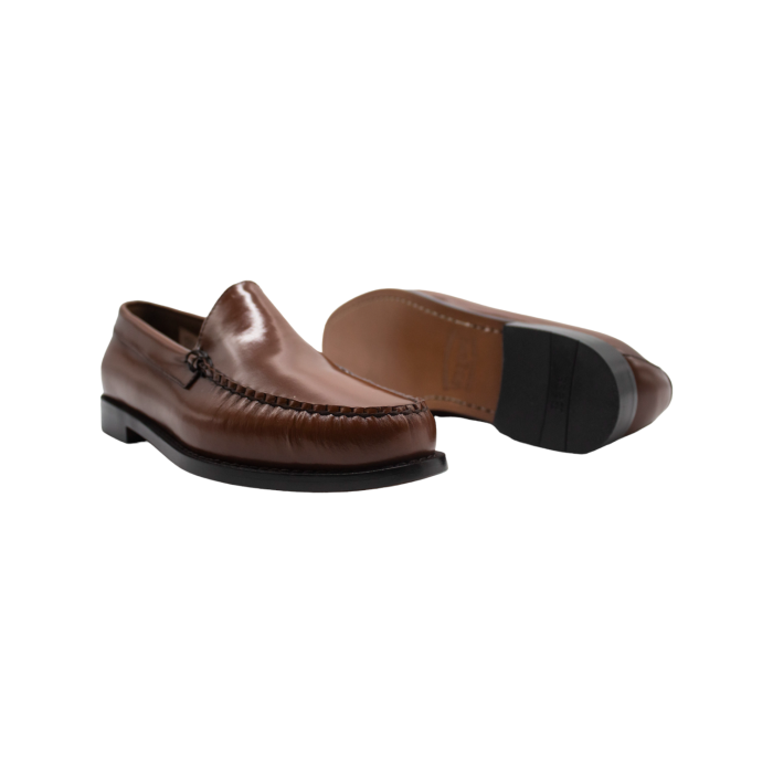 190 23A | The Bass Weejuns Venetian Leather loafers in Cognac Brown offer a sophisticated blend of classic craftsmanship and modern elegance, featuring premium hand-stitched leather in a rich, versatile color. Designed for both style and comfort, these loafers provide a luxurious fit with a cushioned footbed and durable rubber outsole, making them ideal for any occasion.