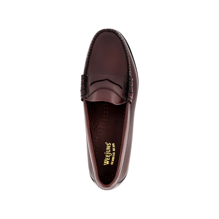 190 3A | The Bass Weejuns Larson Moc Penny Leather in Wine Colour showcases timeless elegance and superb craftsmanship, making it a standout addition to any wardrobe. Its high-quality leather construction and rich hue provide both durability and sophistication, ensuring you stay stylish and comfortable on any occasion.