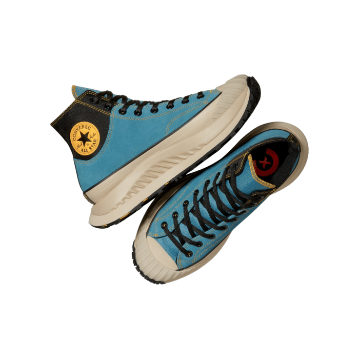 133 156C | The Converse Chuck 70 AT-CX Hi in Noble Blue-Black-Yellow reimagines a timeless classic with bold, contemporary updates. With a striking noble blue upper, contrasting black details, and vibrant yellow accents, this high-top sneaker delivers a perfect blend of vintage charm and modern comfort.