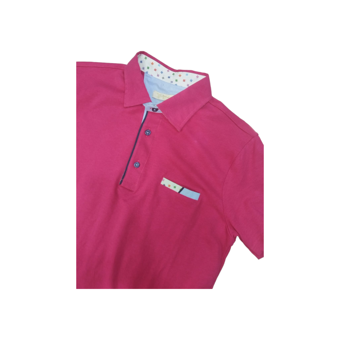 512 3A | The Arbiter Golf T-Shirt Articolo in Magenta Pink combines premium comfort with sleek style, making it ideal for both on and off the golf course. Crafted from high-quality materials, this shirt offers excellent breathability and a sophisticated look that elevates your game.