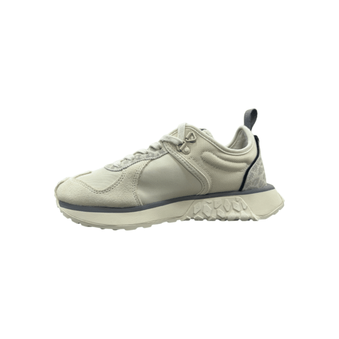 530 173A | The Palladium Troop Runner 24H White Cap Grey is a stylish and versatile sneaker designed for urban exploration. Featuring a durable canvas upper and a rugged sole, this shoe offers both comfort and a military-inspired aesthetic, perfect for everyday wear.