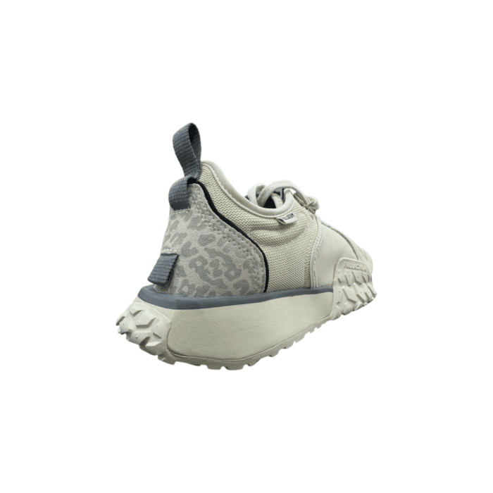 530 173B | The Palladium Troop Runner 24H White Cap Grey is a stylish and versatile sneaker designed for urban exploration. Featuring a durable canvas upper and a rugged sole, this shoe offers both comfort and a military-inspired aesthetic, perfect for everyday wear.