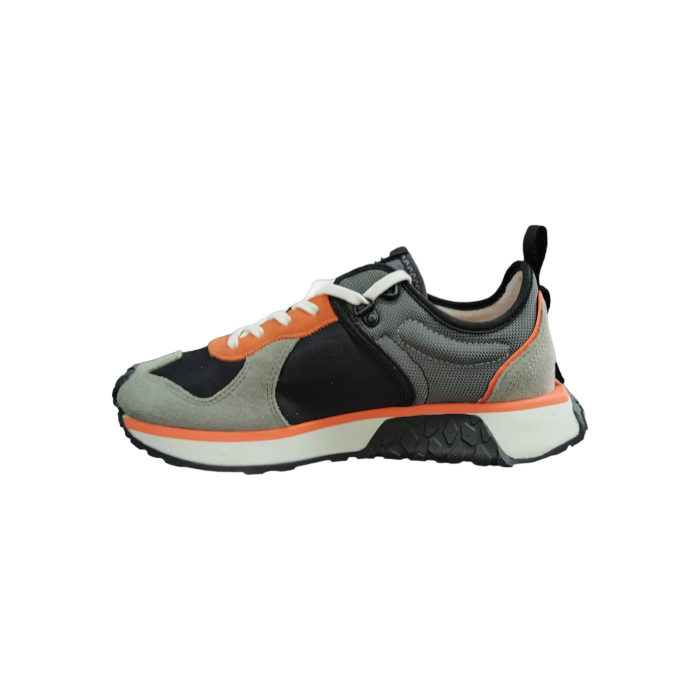 530 175A | The Palladium Troop Runner Black-Orange is a stylish and versatile sneaker designed for urban exploration. Featuring a durable canvas upper and a rugged sole, this shoe offers both comfort and a military-inspired aesthetic, perfect for everyday wear.