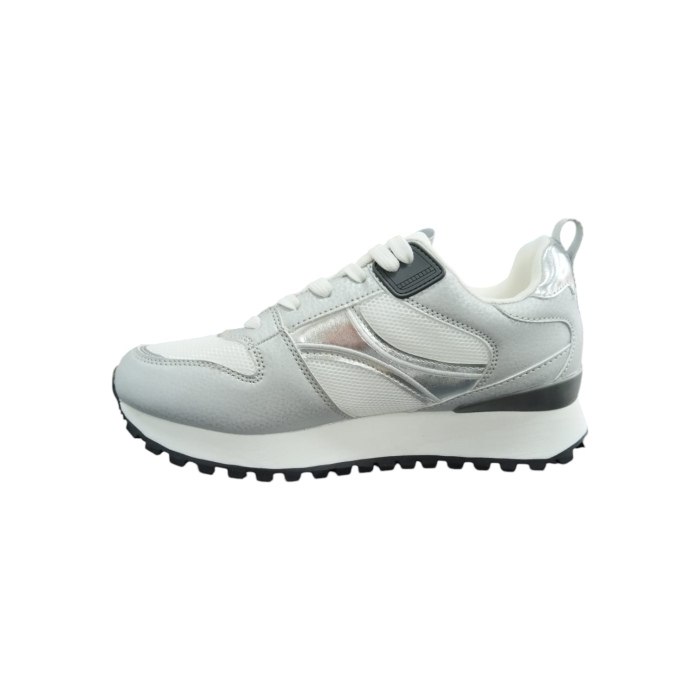 1033 5A | The Gino Paoli Dad Sneaker in Silver and White is a chic and versatile ladies' shoe that combines classic design with modern comfort. Its neutral tones effortlessly complement any casual or sporty outfit, while the cushioned sole ensures all-day support and ease with every step.