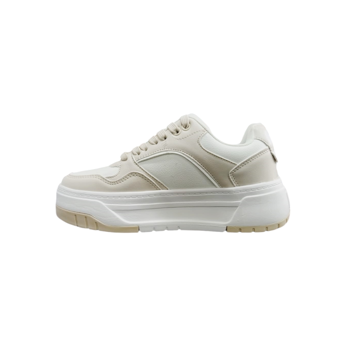 460 18A | The Fila Reagan in Beige and White is a chic and versatile ladies' shoe that combines classic design with modern comfort. Its neutral tones effortlessly complement any casual or sporty outfit, while the cushioned sole ensures all-day support and ease with every step.