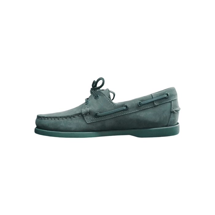 82 11A | The Sebago Docksides Portland in Indigo/Green offers a sleek blend of style and durability, perfect for both casual outings and rugged adventures. With its premium materials and refined color combination, this shoe ensures a comfortable fit while making a striking fashion statement.