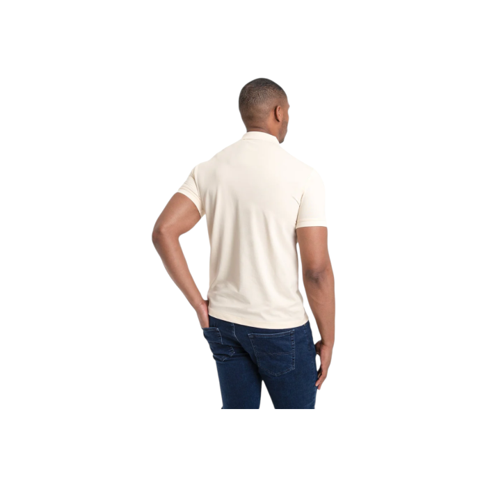 941 19A | The Vialli Golfer Ichino in Cream S/S combines classic design with a modern slim fit, making it a versatile addition to any wardrobe. Crafted from high-quality materials, this polo ensures both comfort and style for any occasion.