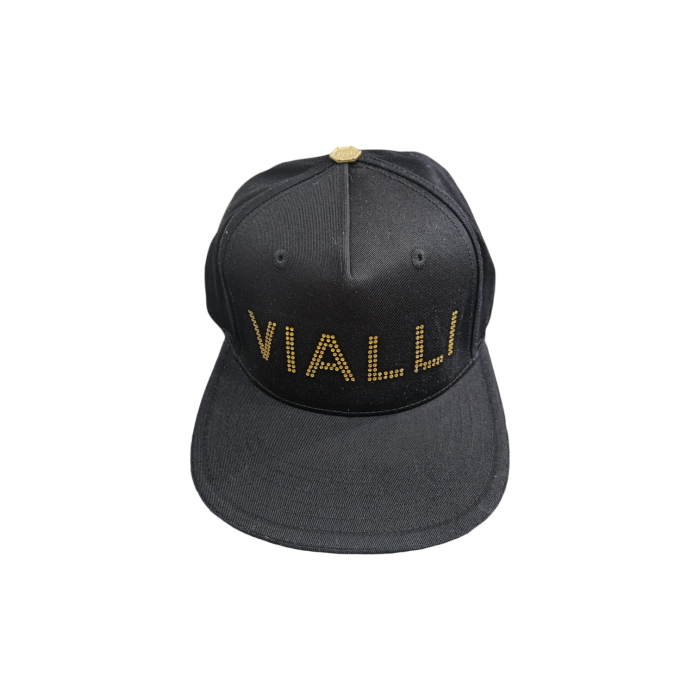 944 6B | The Vialli Caps Franchesca in Black offers a perfect blend of style and functionality, featuring durable, breathable fabric and an adjustable fit for all-day comfort. Its sleek color and structured design make it a versatile accessory, ideal for both athletic and casual wear.