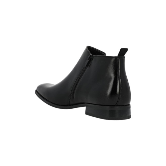 970 15C | Make a bold statement with the Gino Paoli Maurice Elastic Chelsea Zip Up Boot in sleek Black, expertly crafted from durable synthetic materials. These hi-tops combine modern design with comfort, offering a versatile and stylish option that effortlessly enhances any casual outfit.