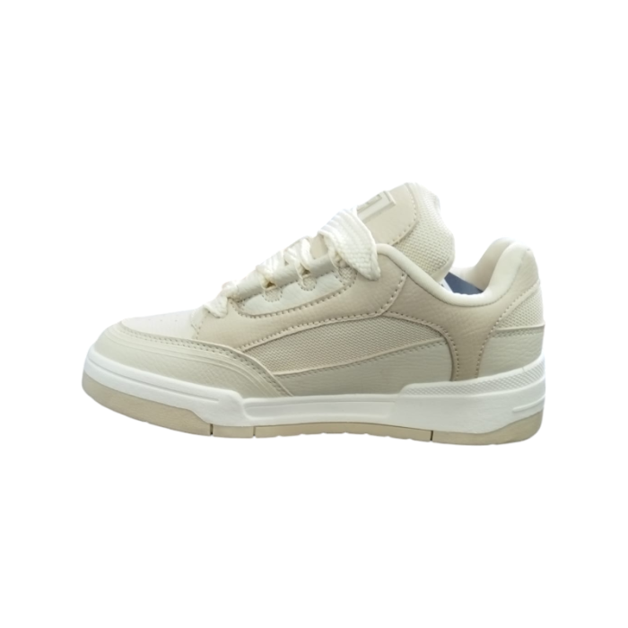 460 19A | The Fila Kascade in Ecru and White is a chic and versatile ladies' shoe that combines classic design with modern comfort. Its neutral tones effortlessly complement any casual or sporty outfit, while the cushioned sole ensures all-day support and ease with every step.