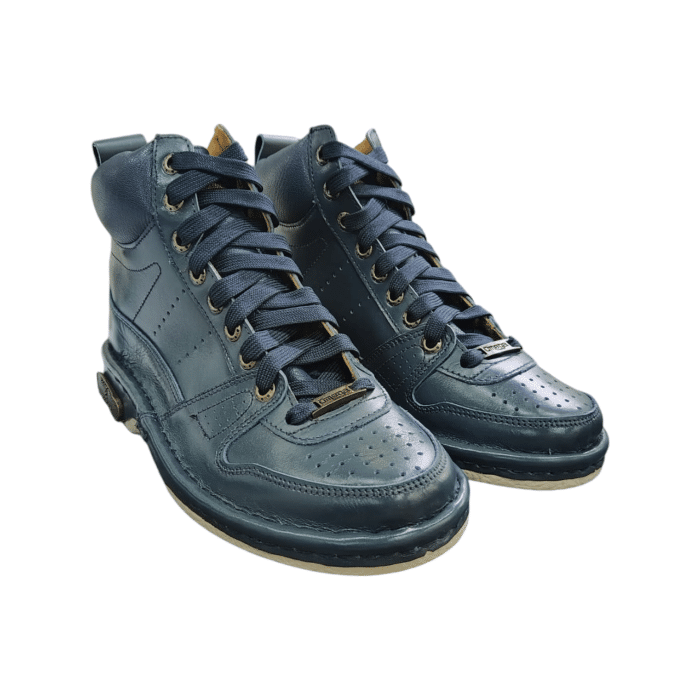 688 25B | The Omega Sjava Soft Saddle in Navy/Cayak offer a bold, earthy tone that brings a natural warmth to your footwear collection. Designed for both style and comfort, these shoes feature a robust yet lightweight construction, making them perfect for long summer walks or casual outings.