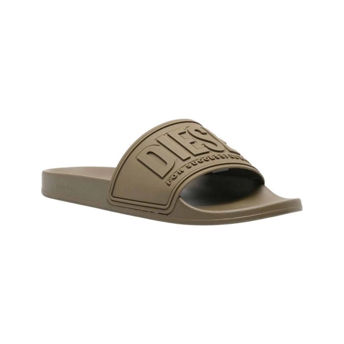 906 10A | The Diesel Sandals Sa-Mayemi CC in Military Olive expertly blend style and functionality, featuring a robust synthetic upper that withstands the rigors of outdoor adventures while exuding a modern aesthetic. Designed for comfort, these sandals come equipped with a cushioned footbed that contours to your foot, providing excellent support and shock absorption for all-day wear, making them ideal for both urban exploration and weekend hikes. Additionally, the adjustable straps ensure a secure fit, while the durable rubber outsole offers superior traction on various surfaces, allowing you to navigate confidently through any terrain.