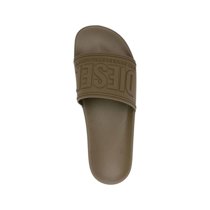 906 10C | The Diesel Sandals Sa-Mayemi CC in Military Olive expertly blend style and functionality, featuring a robust synthetic upper that withstands the rigors of outdoor adventures while exuding a modern aesthetic. Designed for comfort, these sandals come equipped with a cushioned footbed that contours to your foot, providing excellent support and shock absorption for all-day wear, making them ideal for both urban exploration and weekend hikes. Additionally, the adjustable straps ensure a secure fit, while the durable rubber outsole offers superior traction on various surfaces, allowing you to navigate confidently through any terrain.