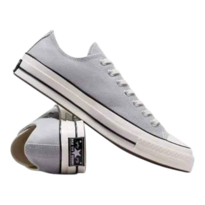 126 94 C | The Converse Chuck 70 Ox Low Grey/Egret combines timeless style with modern craftsmanship, featuring a durable grey canvas upper and a vintage-inspired egret midsole and toe cap for a retro aesthetic. Enhanced with an Ortholite insole and additional padding, it offers superior comfort and support, making it perfect for all-day wear. Complete with a vulcanized rubber sole and classic detailing like the star-centered heel patch, this sneaker is both a versatile fashion staple and a durable, practical choice.