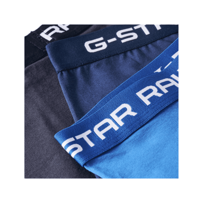 596 2B | The G-Star Classic Trunks 3-Pk in multiple blue colours offer a snug fit that ensures all-day comfort, featuring a sewn-in pouch for added support and short legs that stay in place without riding up. Made from a blend of 95% organic cotton and 5% elastane, these classic trunks provide a super stretch for optimal flexibility and shape retention, while the jersey knit fabric feels soft to the touch and is breathable for maximum comfort. With the signature G-Star RAW elastic waistband, this set of three delivers reliable support, combining style, comfort, and sustainability in every pair.