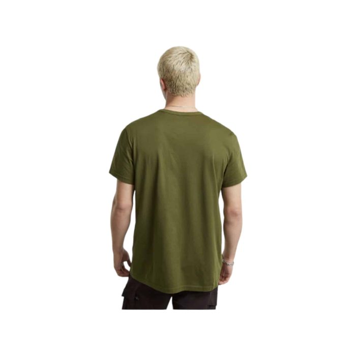 807 96 C | The G-Star RAW Carabiner Logo T-Shirt in Dark Moss offers a contemporary, urban-inspired look with a bold carabiner logo on the chest that adds a rugged yet refined touch to the deep, earthy green tone. Made from premium organic cotton, this t-shirt provides a soft, breathable feel that combines comfort with G-Star RAW's commitment to sustainable fashion. Its versatile design transitions effortlessly from casual daywear to elevated evening styles, making it an essential addition to any wardrobe with a focus on both style and sustainability.