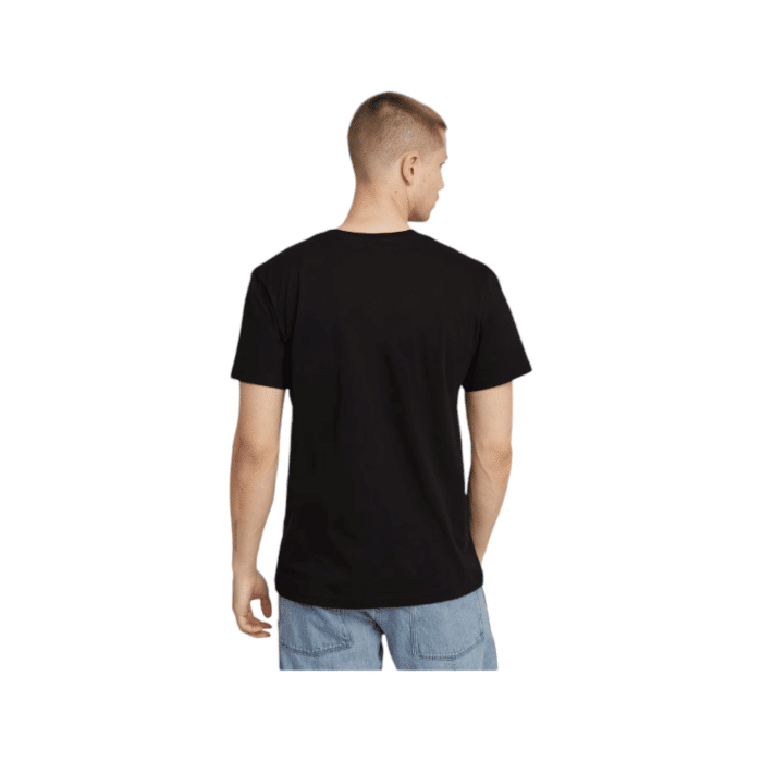 807 98B | The G-Star Crew Chain Logo R T in black combines sustainability and comfort, crafted from 100% organic cotton with a soft jersey knit that provides breathability and a natural feel. Designed with built-in stretch, this t-shirt offers flexibility and ease of movement, making it ideal for everyday wear while maintaining its shape. Featuring a bold chain-style G-Star logo across the chest, this shirt brings a modern, urban edge to a classic crew neck silhouette, perfect for pairing with both casual and semi-casual outfits.