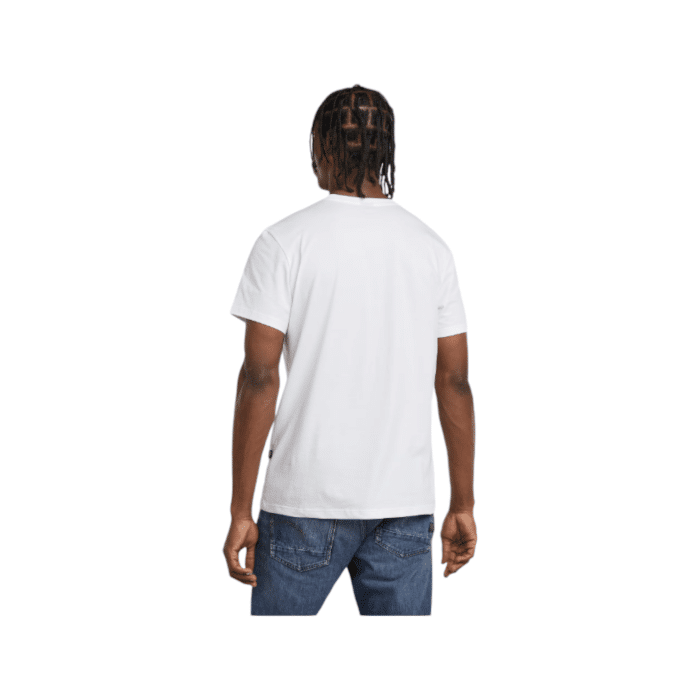 807 99B | The G-Star Crew Chain Logo R T in white combines sustainability and comfort, crafted from 100% organic cotton with a soft jersey knit that provides breathability and a natural feel. Designed with built-in stretch, this t-shirt offers flexibility and ease of movement, making it ideal for everyday wear while maintaining its shape. Featuring a bold chain-style G-Star logo across the chest, this shirt brings a modern, urban edge to a classic crew neck silhouette, perfect for pairing with both casual and semi-casual outfits.