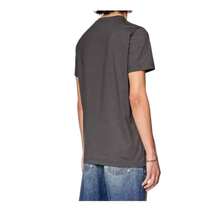 862 65 D | The Diesel T-Shirt T-Diegor L6 in Charcoal combines sleek design with bold branding, making it a standout piece for modern wardrobes. Crafted from 100% premium cotton, it offers exceptional comfort, breathability, and durability, perfect for all-day wear and versatile styling. Featuring a striking Diesel logo across the chest, a slim fit, and timeless crew neckline, this T-shirt effortlessly transitions from casual to semi-formal looks while maintaining a refined, edgy appeal.