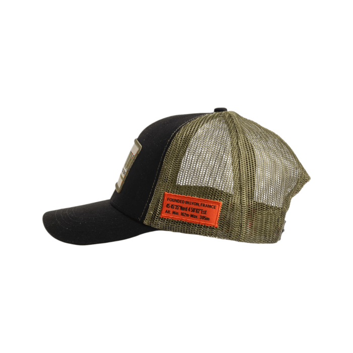 288 3A | Discover the Palladium Trucker Cap in black and olive, featuring a bold oversized badge that highlights the brand’s timeless heritage and rugged street style. Designed with a breathable mesh back and adjustable snap closure, this cap offers ultimate comfort and a standout look for urban explorations or outdoor adventures.