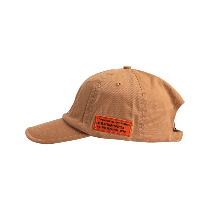 288 5A | Get summer-ready with the Palladium Dad Cap in Camel, crafted from premium washed cotton for a relaxed yet stylish look. Highlighted by a contrasting embroidered Palladium logo, this cap blends urban sophistication with functional design, making it the perfect accessory for adventures or casual outings.