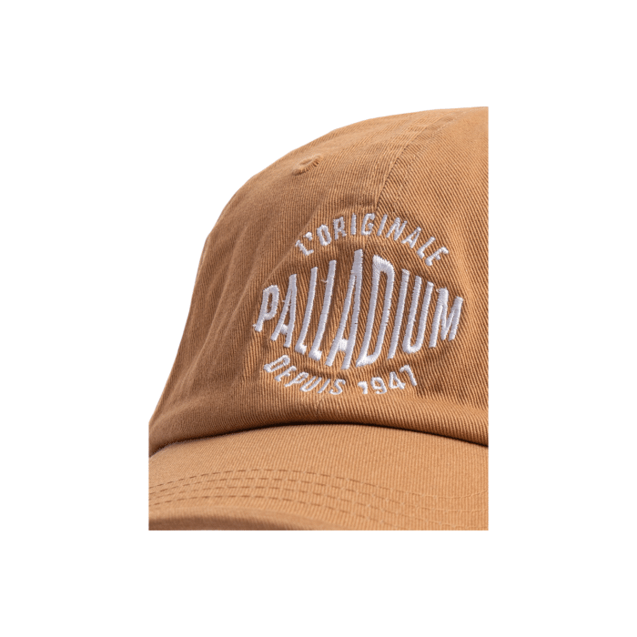 288 5C | Get summer-ready with the Palladium Dad Cap in Camel, crafted from premium washed cotton for a relaxed yet stylish look. Highlighted by a contrasting embroidered Palladium logo, this cap blends urban sophistication with functional design, making it the perfect accessory for adventures or casual outings.