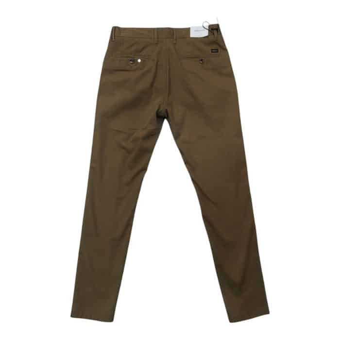 331 49 A | The JD Chino Kent Toffee pants seamlessly combine modern sophistication with everyday practicality, crafted from premium materials for exceptional comfort and durability. Featuring a rich toffee hue and a sleek, tapered fit, these chinos effortlessly enhance your style, making them ideal for both casual outings and semi-formal occasions. Thoughtfully designed with deep pockets, a secure waistband, and breathable fabric, they offer versatility and elegance for any wardrobe.