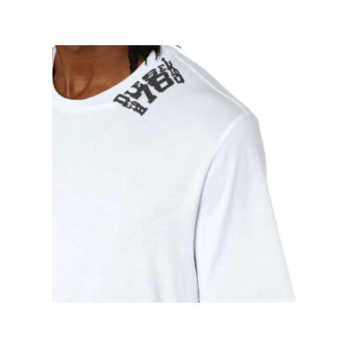 862 55 B | The Diesel T-Shirt T-Just G20 White combines minimalist style with premium comfort, featuring a classic crew neck and a regular fit that suits a variety of body types. Crafted from soft, breathable cotton, this t-shirt offers exceptional durability and all-day comfort, with a crisp white hue and a subtle Diesel logo that adds a touch of understated elegance. Perfect for any occasion, it pairs effortlessly with jeans, chinos, or layered outfits, making it a versatile staple for every wardrobe.