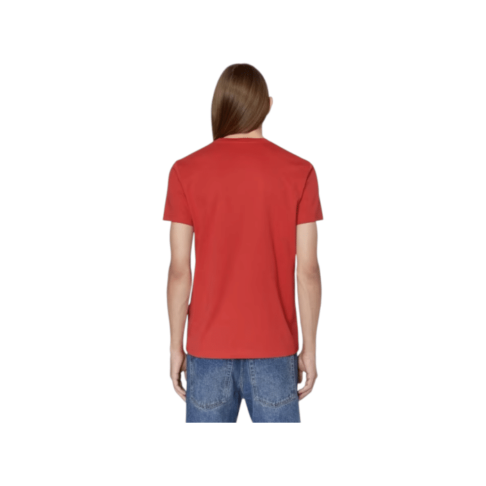 862 56 B | The Diesel T-Shirt T-Diegor Div Red combines bold style with premium comfort, featuring a vibrant red hue and a striking Diesel logo print across the chest for a modern, edgy look. Crafted from 100% high-quality cotton, this lightweight and breathable T-shirt offers a regular fit that ensures all-day comfort and a flattering silhouette for any casual occasion. Perfect for pairing with jeans or layering under a jacket, it’s a versatile wardrobe essential that effortlessly blends contemporary fashion with everyday practicality.