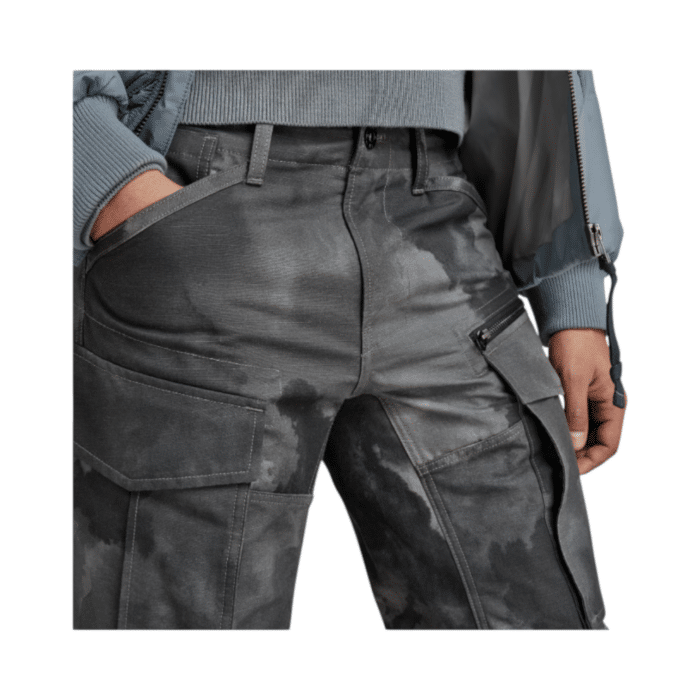 251 15C | The design of these Rovic Zip 3D pants shows cargo thigh pockets of which one offers an additional zipper pocket. Inset pockets are reinforced with a woven tape along the edges and the back shows flap pockets. These cargo pants feature articulated knees for an even better fit. Adjustability is created at the lower legs, by the integrated tape applied.