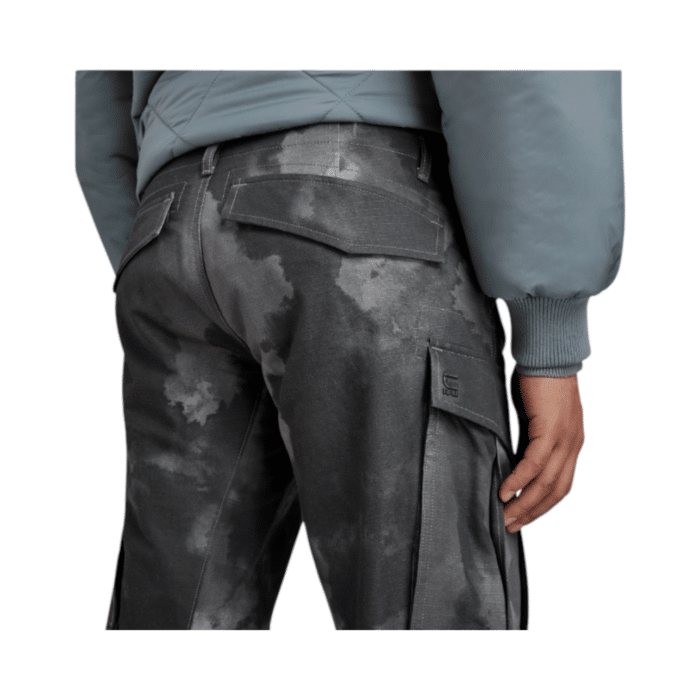 251 15D | The design of these Rovic Zip 3D pants shows cargo thigh pockets of which one offers an additional zipper pocket. Inset pockets are reinforced with a woven tape along the edges and the back shows flap pockets. These cargo pants feature articulated knees for an even better fit. Adjustability is created at the lower legs, by the integrated tape applied.