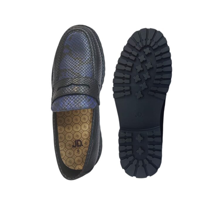 55 121 A | The Jonathan D Penny Moc Snake Eclipse in Black/Blue is a sophisticated yet contemporary loafer, designed with a high-quality PU upper that mimics the sleek appearance of genuine leather while ensuring durability and long-lasting wear. Featuring a striking black and blue color combination, this shoe seamlessly blends classic penny loafer elements—such as moccasin-style stitching and a contrast band across the vamp—with modern details like the iconic golden JONATHAN D branding at the back, making it an effortlessly stylish choice for both formal and casual occasions. With a cushioned footbed for superior comfort, a breathable interior lining to keep your feet cool, and a thick rubberized sole for excellent grip and support, this loafer not only elevates your style but also provides all-day comfort and stability for any setting.