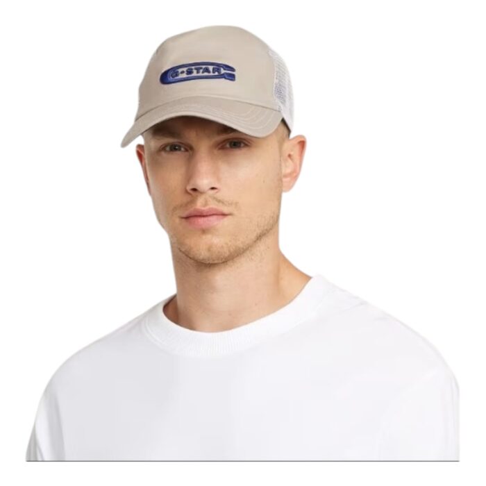 860 35 B | The G-Star Avernus Trucker Cap in Vintage Khaki blends classic trucker aesthetics with modern craftsmanship, featuring a structured cotton-elastane front panel for durability and a breathable polyester mesh back for optimal airflow. Designed for both style and comfort, it boasts a curved visor with reinforced stitching, a bold 3D G-STAR embroidered logo, and an adjustable strap at the back for a personalized fit, making it suitable for various head sizes. Whether paired with casual streetwear or used to add a rugged touch to everyday outfits, this cap’s versatile khaki tone and premium materials ensure it remains a stylish and functional wardrobe staple.